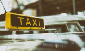【自動ドアの仕組み】タクシー自動ドアの歴史・きっかけや仕組みを解説