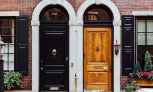 【便利な玄関ドア】材質の種類と特徴を解説｜自動ドア化も可能